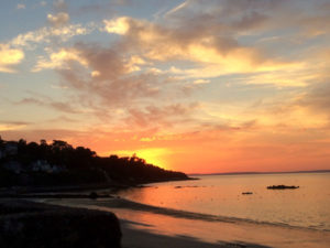 Vue sur la plage du salon de l'appartement The Sunset Flat - GlazOcean.com