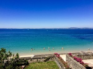 Vue sur le jardin de la villa et la plage des sables blancs