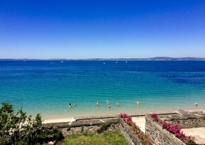 Vue sur le jardin de la villa et la plage des sables blancs