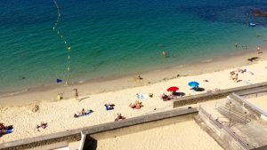 La Plage des Sables Blancs au pied de la Villa Glaz Ocean