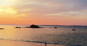 Vue de l'appartement sur un voilier au coucher du soleil sur la plage - GlazOcean.com