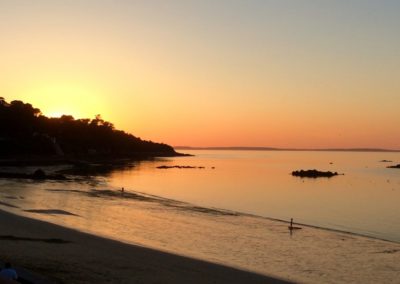 Des activités nautiques. Stand Up Paddle au coucher du soleil sur la plage - GlazOcean.com