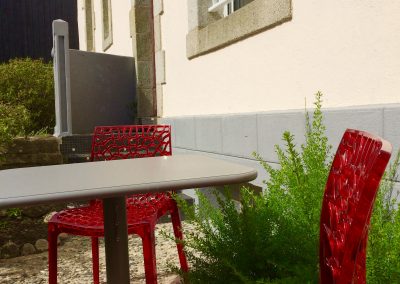 Table et chaises dans la cour