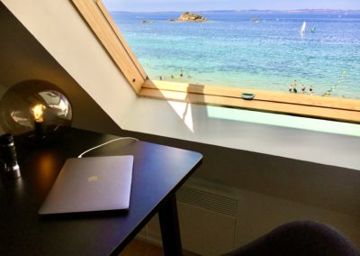 Sur la première mezzanine du Beach House se trouve un coin de lecture ou de travail avec une vue sur l'ocean et la plage.