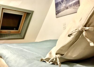 Le lit double sur la deuxième mezzanine avec vue sur mer, tout en haut du Beach House